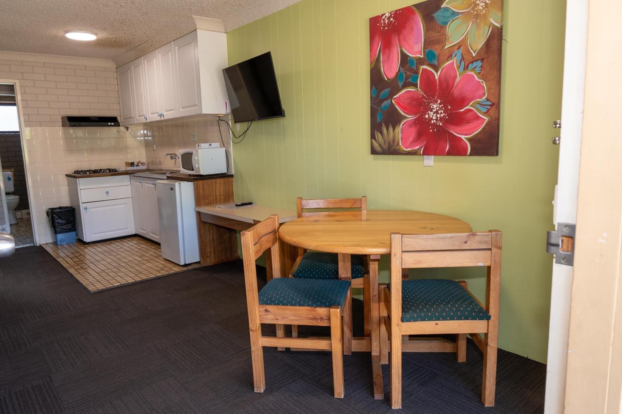 Tumut Valley Motel Pet Friendly Exterior foto