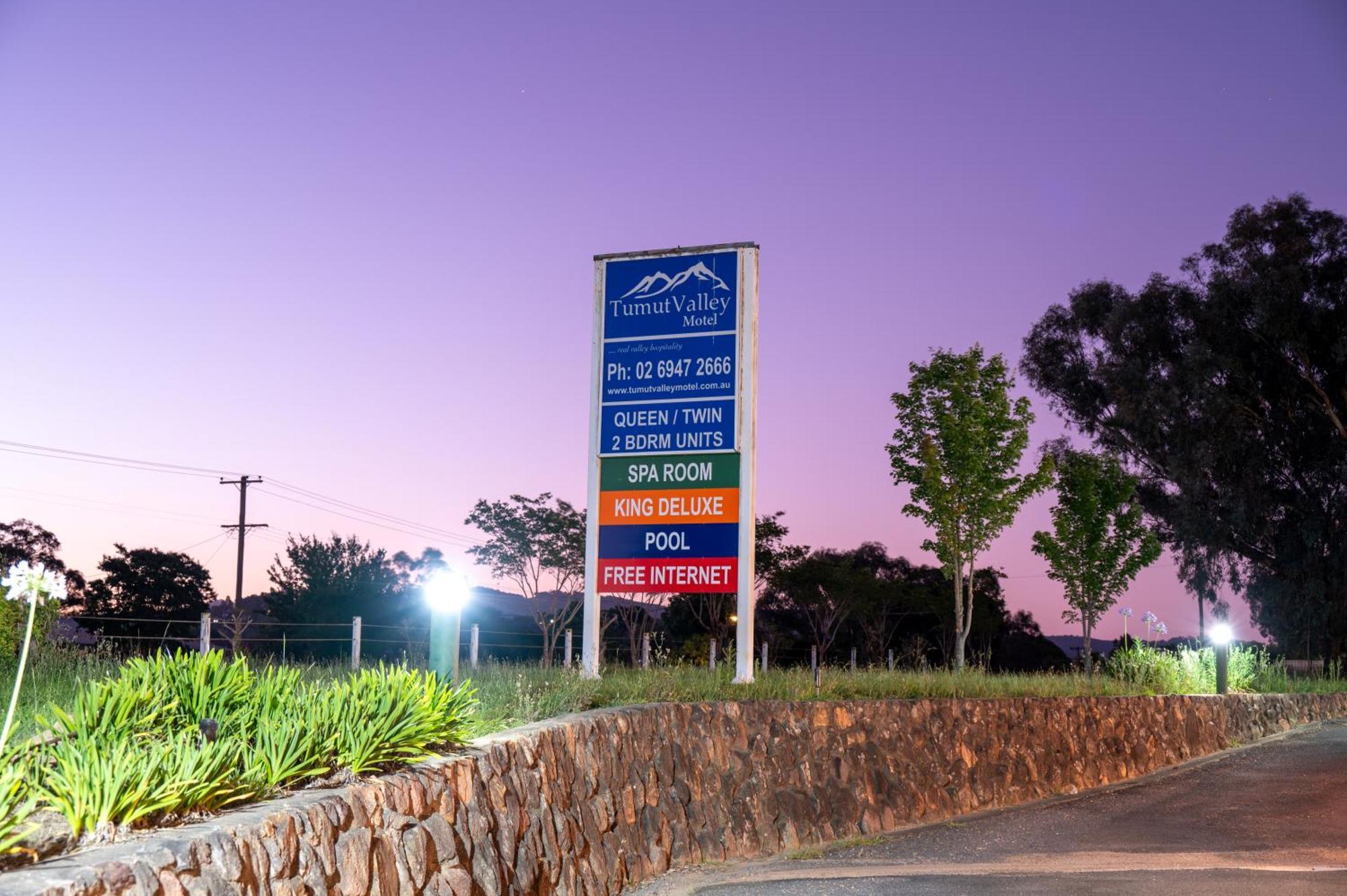 Tumut Valley Motel Pet Friendly Exterior foto