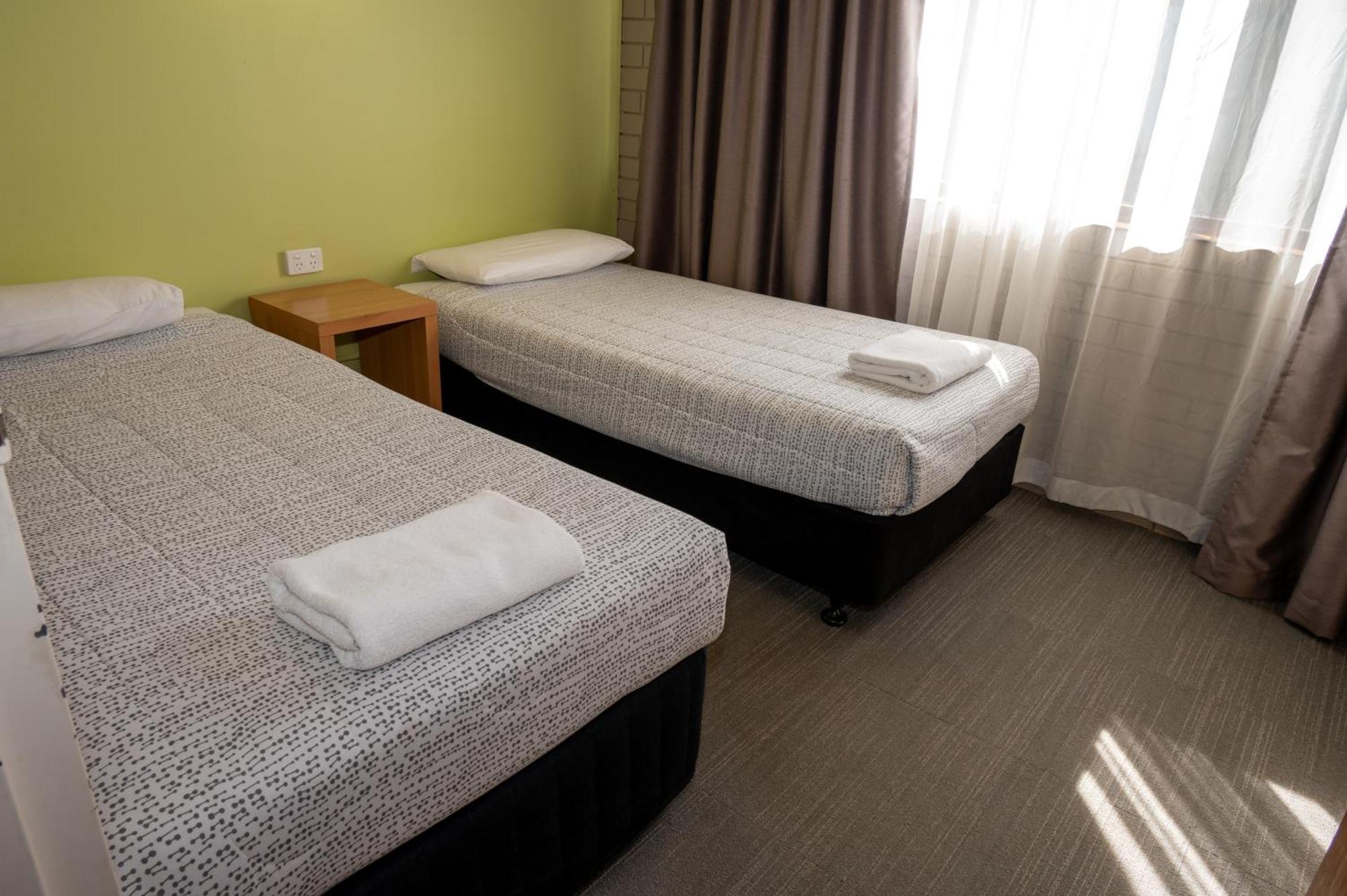Tumut Valley Motel Pet Friendly Exterior foto