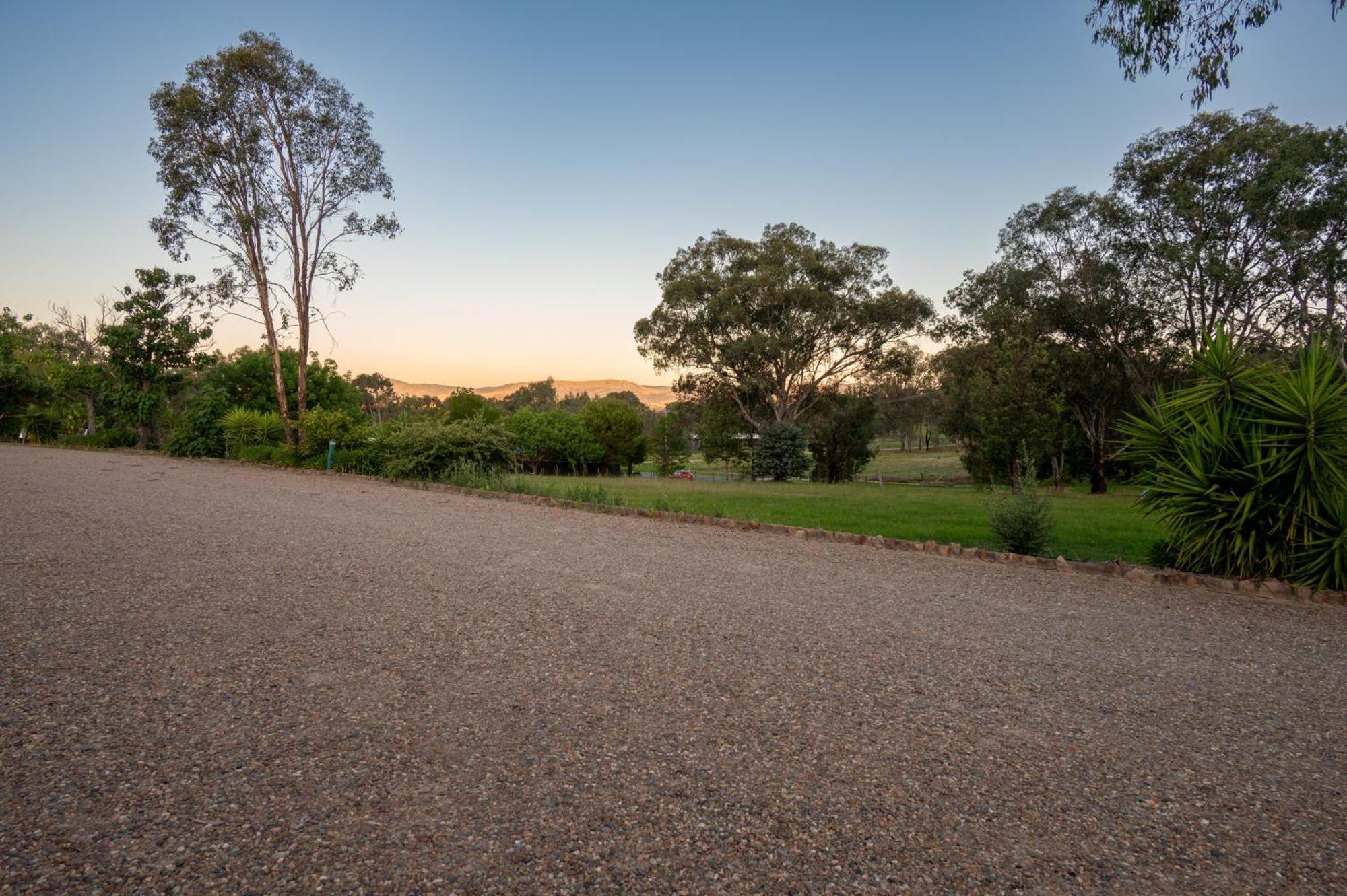 Tumut Valley Motel Pet Friendly Exterior foto