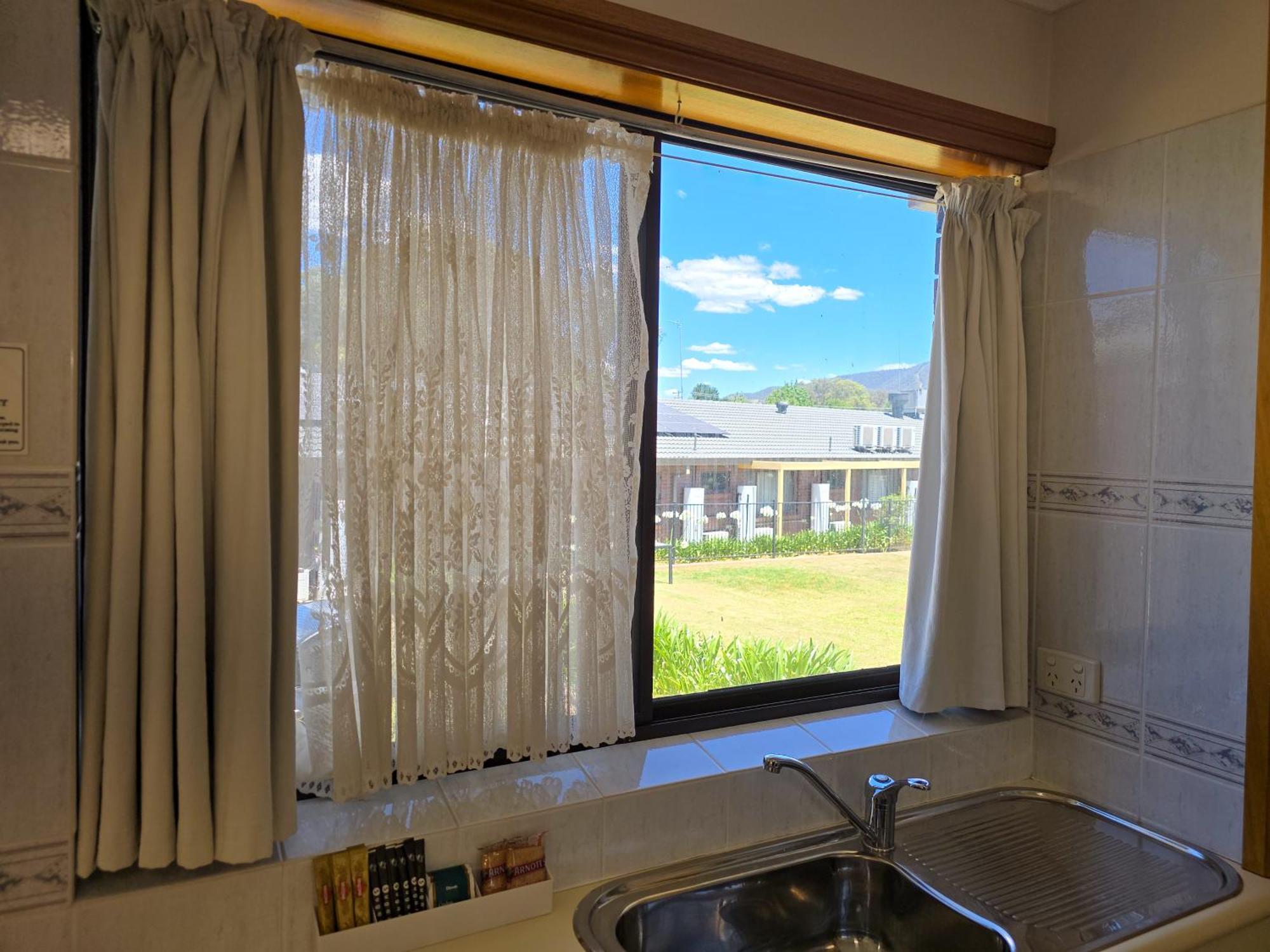Tumut Valley Motel Pet Friendly Exterior foto