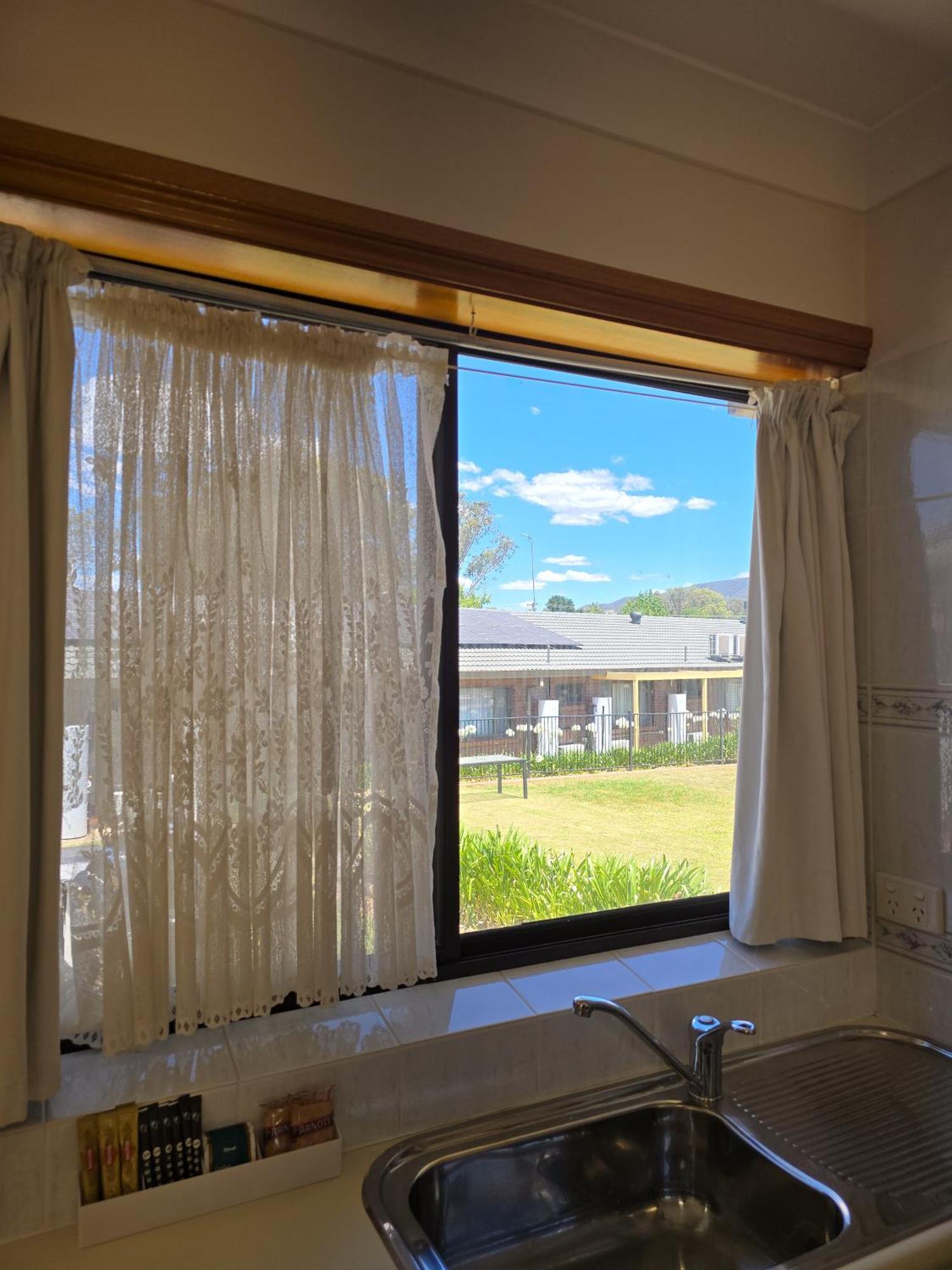 Tumut Valley Motel Pet Friendly Exterior foto